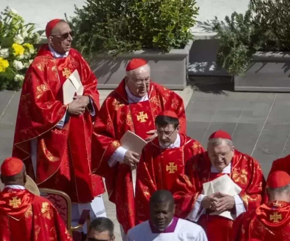 Homenaje. Un nutrido grupo de cardenales homenajeó ayer la memoria del fallecido Papa argentino.