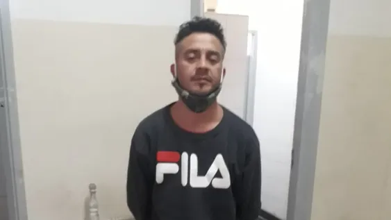 Agarró del cuello a su mujer mientras sostenía a su bebé en brazos