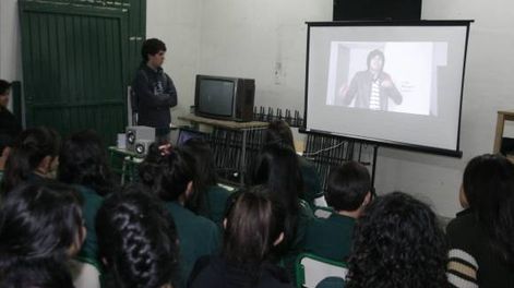 Películas por juguetes, en la escuela de Comercio