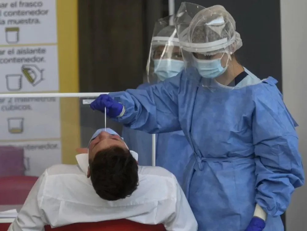 Subieron los números de muertes y contagios diarios por coronavirus en el país
