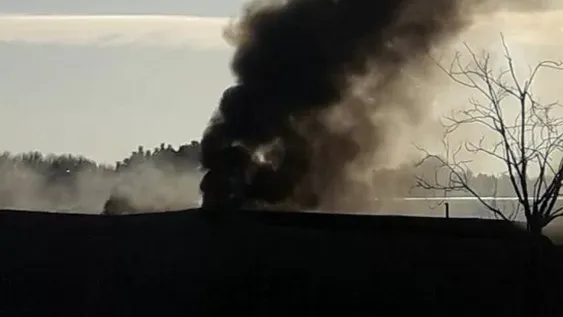 Un voraz incendio consumió motores, vehículos viejos y tachos de pintura