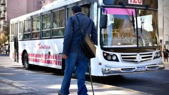CAMBIO. Para viajar gratis en colectivo, las personas con discapacidad deben presentar el CUD que pasa a funcionar como pase libre.