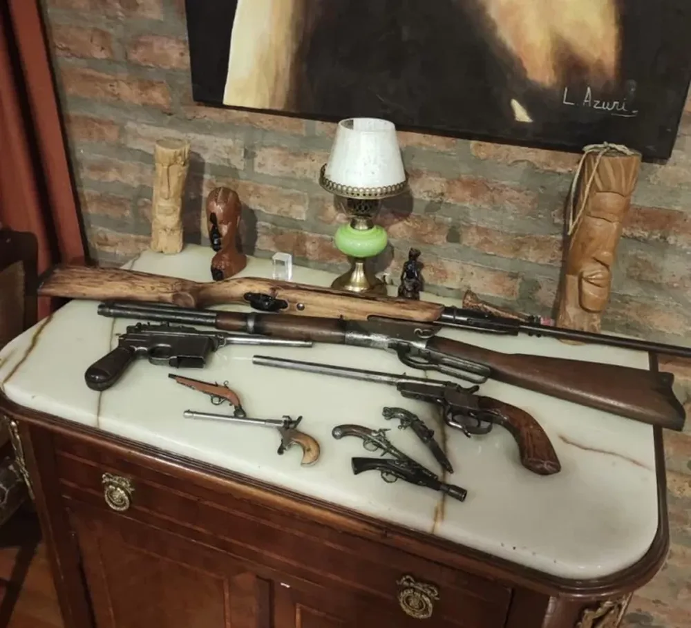 Armas encontradas por la policía en el domicilio del denunciado.