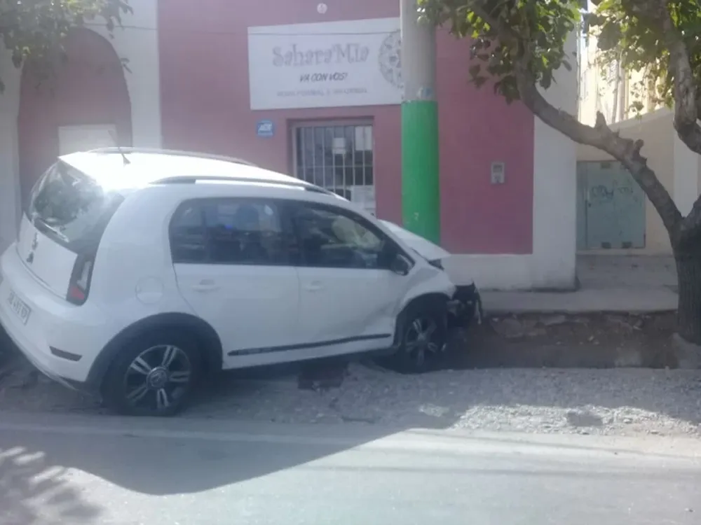 Una mujer herida en un fuerte choque en la entrada del Barrio CESAP
