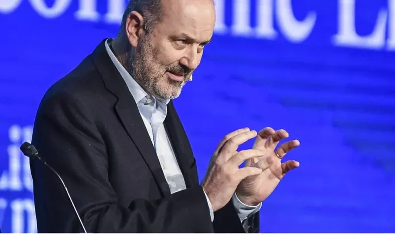DESPIDOS SIN CAUSA. Sturzenegger anunció que los empresarios podrán echar empleados como y cuando se les ocurra. Esta semana se reglamentará la reforma laboral.