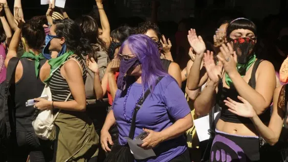 Mujeres cubrieron sus rostros con bombachas para pedir por aborto legal