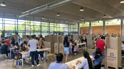 Las elecciones cerraron con algunas corridas de votantes sobre la hora