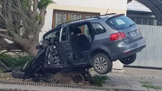 Un auto terminó incrustado en un árbol en San Rafael