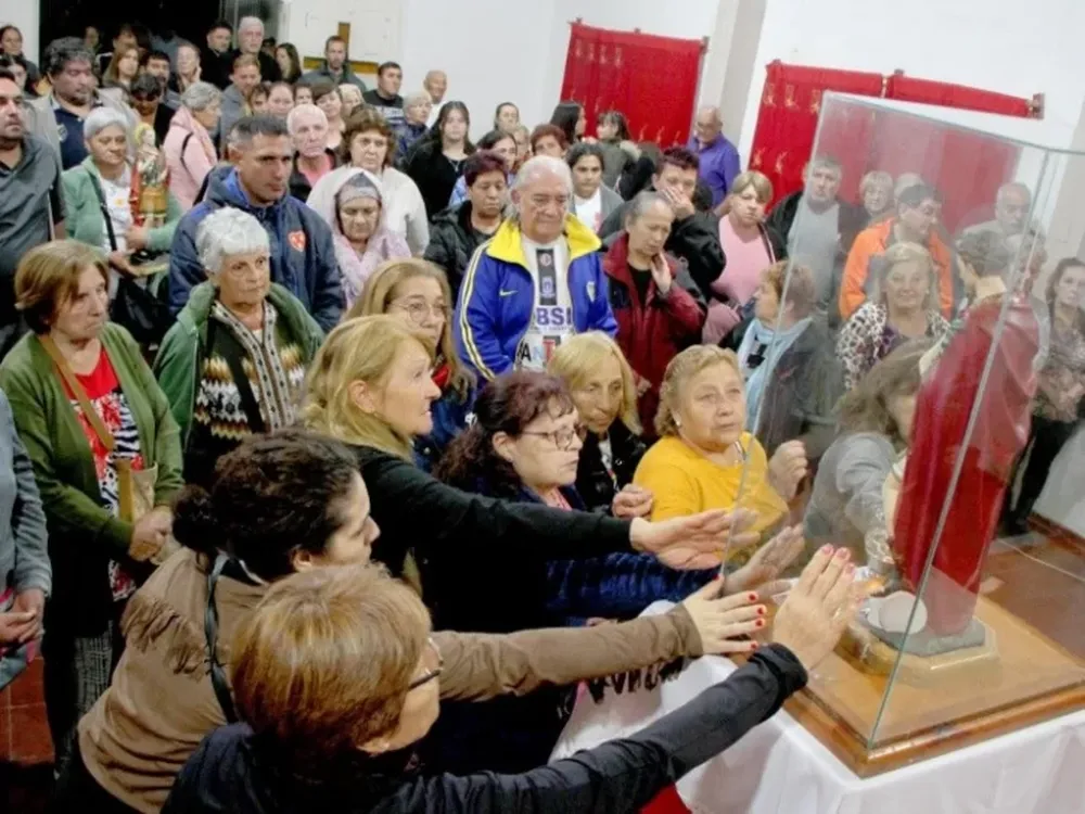 Fe, lágrimas y música en la vigilia para San Expedito