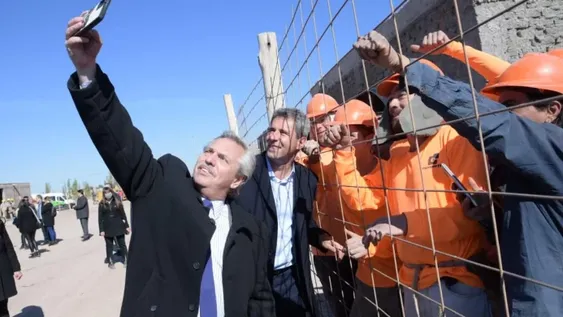 Fernández visitó el barrio en obra en Pocito y se fotografió con trabajadores