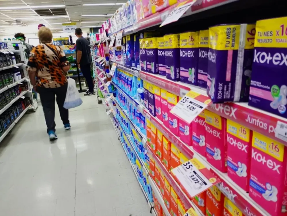 Productos de gestión menstrual y la amplia brecha de precios en las góndolas de San Juan: desde $1.000 a superar los $20.000