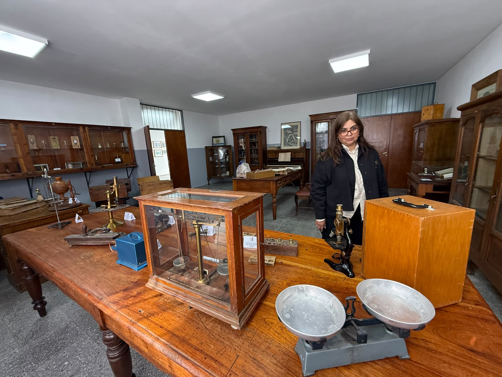 El museo histórico de la escuela conserva instrumentos originales de laboratorio, balanzas y microscopios utilizados por generaciones de estudiantes desde el siglo XIX.