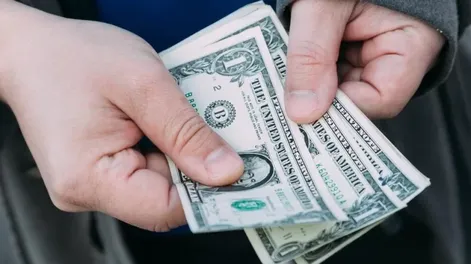 Retrocedió el dólar MEP y el blue subió a $474