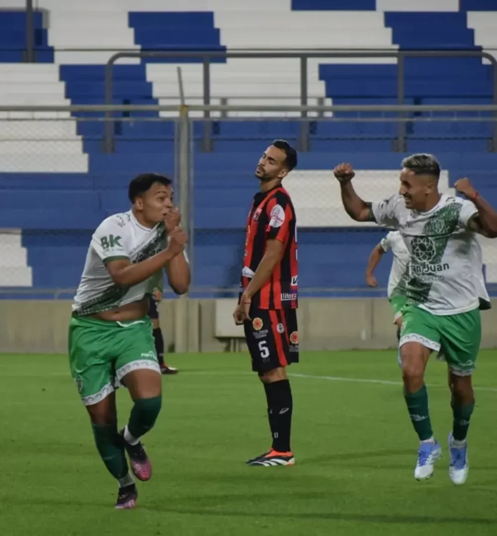 Gol. Lucas Quiroga ya festeja su obra. Sportivo empezaba a ganar en el Bicentenario.