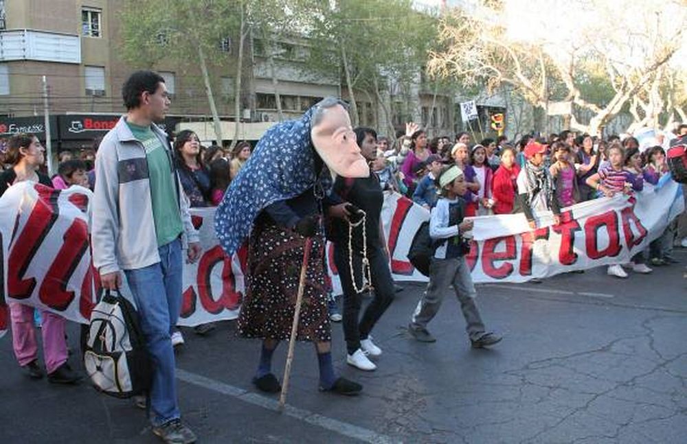 Caminaron y cantaron por la Iglesia