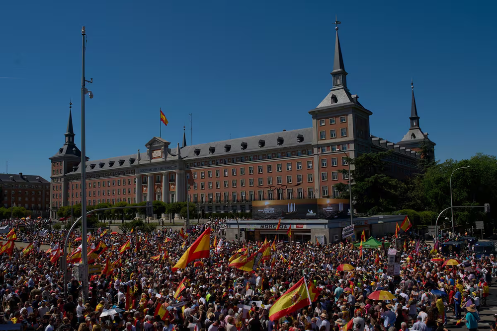 Manifestantes con banderas españolas participan en una protesta contra el gobierno del primer ministro Pedro Sánchez en Madrid