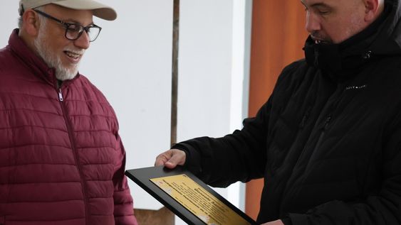 En Ischigualasto, el astrofotógrafo argentino (izq), recibió una placa de manos del coordinador del Parque, Juan Pablo Teja Godoy.