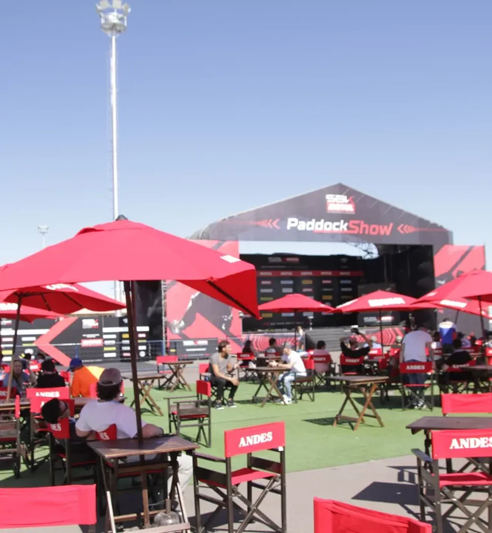 El paddock, el reducto para los fans que se codean con los pilotos