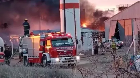 Al menos tres muertos por la explosión de un tanque en una refinería de Neuquén