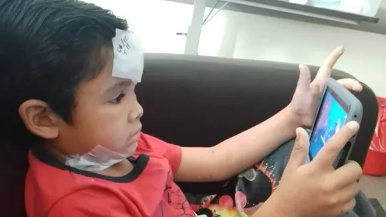 El nene caucetero de la descarga eléctrica se recuperó: come, camina y hasta juega