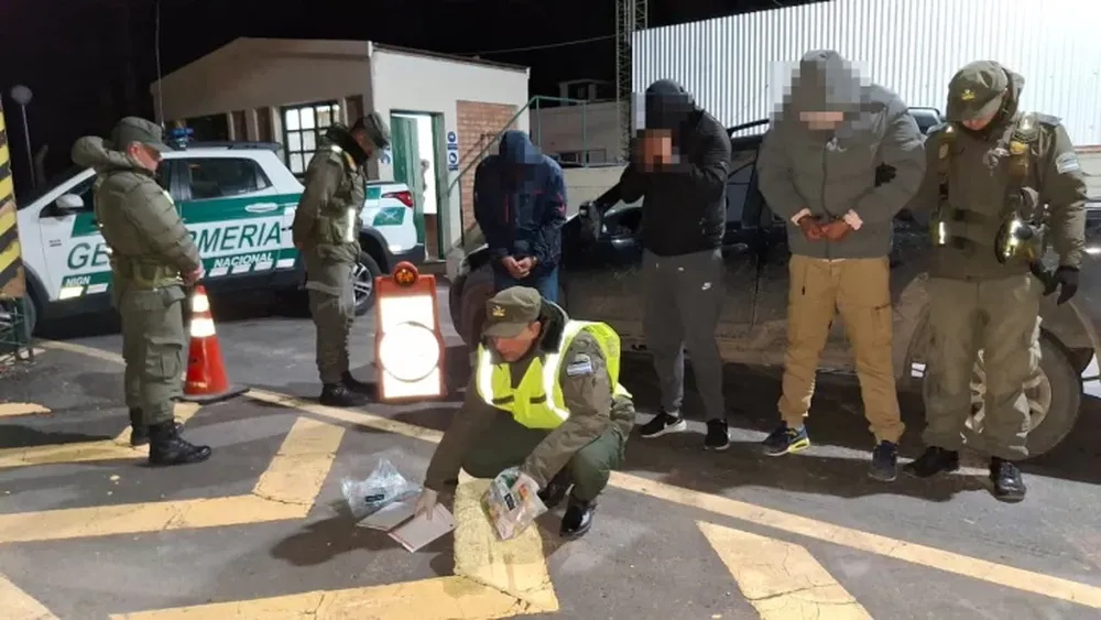 Detienen a tres sujetos que llevaban más de un kilo de cocaína e intentaron sobornar a gendarmes