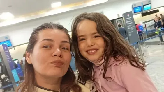 La pequeña Micaela González  junto a su mamá, Samantha Sánchez.