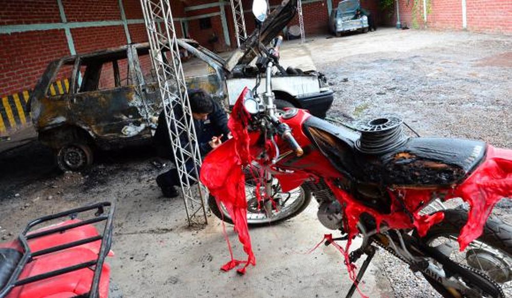 Queman un auto y dañan otros tres vehículos en una agencia