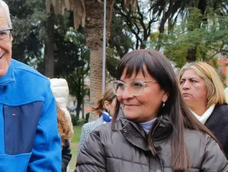 daniela busca al historico hombre de prensa de gioja para la comunicacion en chimbas: reuniones y contrato redactado