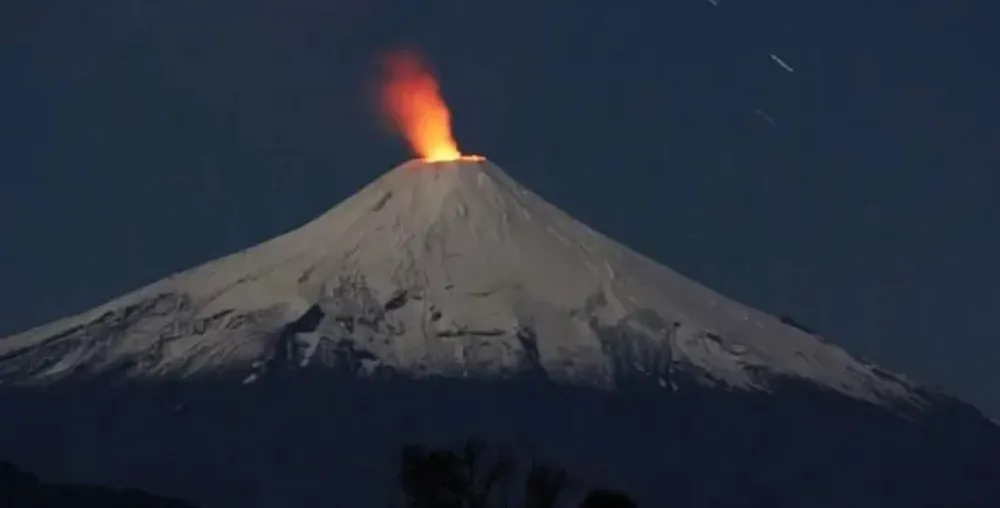Elevan a naranja el nivel de alerta por mayor actividad sísmica del volcán Villarica en Chile
