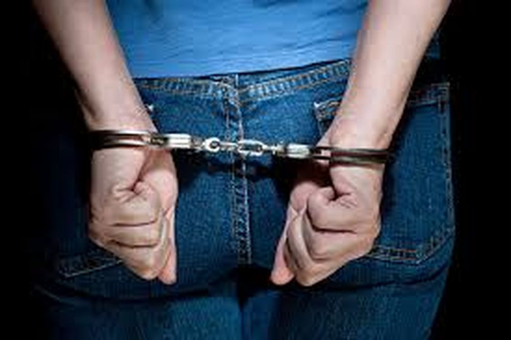 Una mujer alcoholizada persiguió a tres jóvenes y se subió arriba del capot de un auto