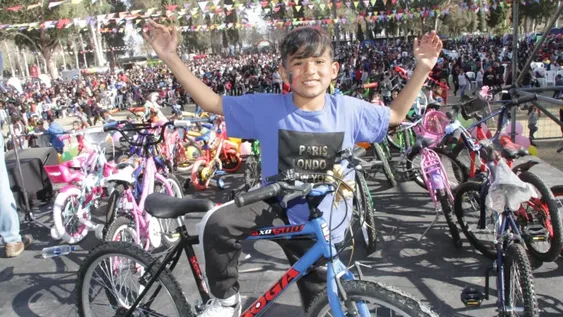 Alegría. Ayer, 70 niños de diferentes edades se ganaron una bicicleta durante los festejos del Día de las Infancias.
