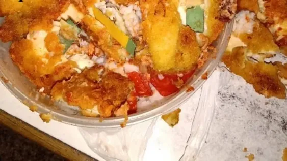 Quiso entregarle 4 sierras a un preso en el interior de las milanesas de pollo