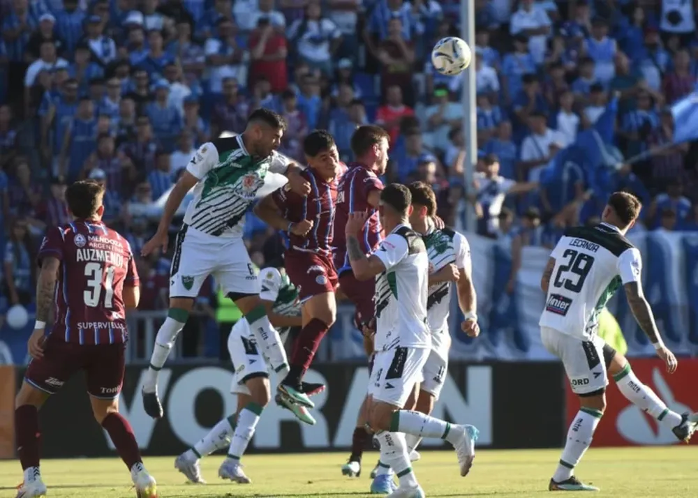 Iguales. En Mendoza, San Martín sumó contra El Tomba pero quedó otra vez complicado en el fondo de las posiciones.Foto: Ramiro Gómez.-