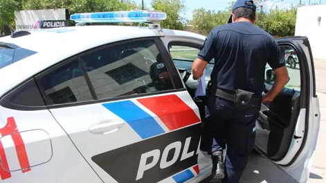 Derribó a una policía arrojándole una bicicleta y casi le arranca un dedo a otro