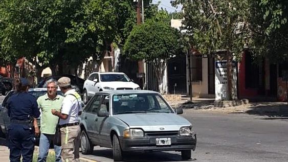 Dos autos chocaron en una esquina con semáforos