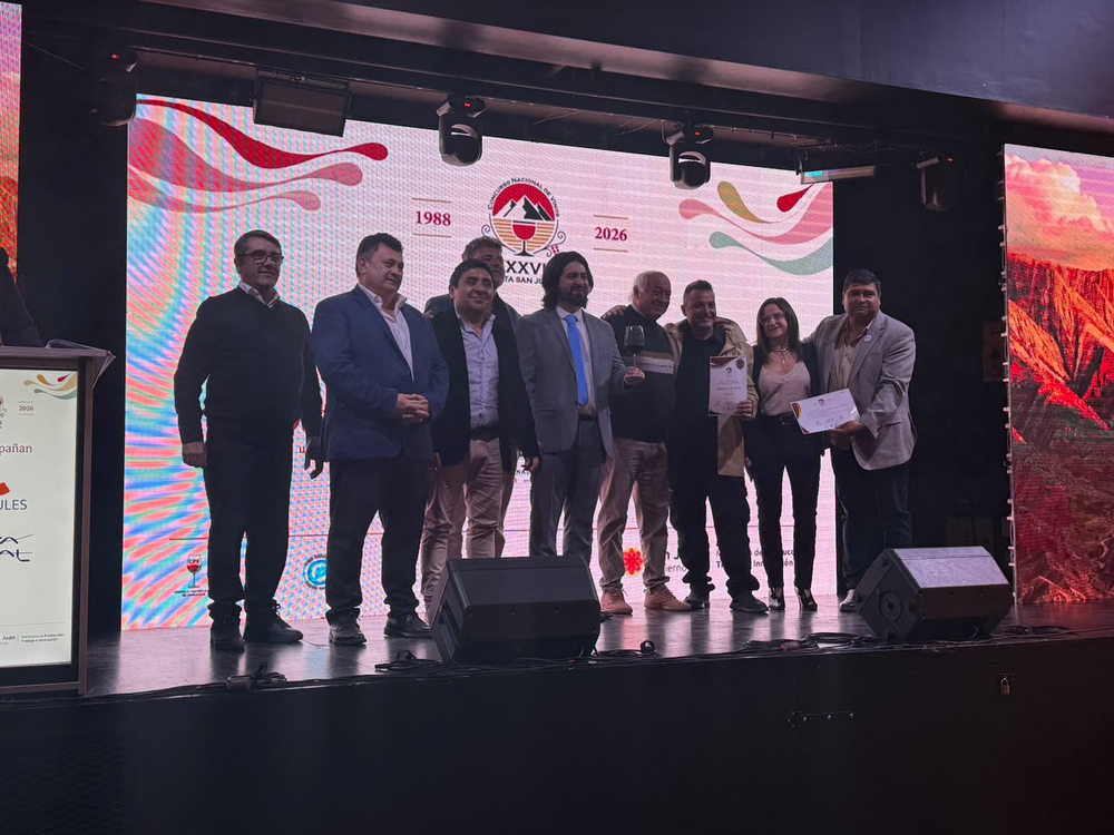 Representantes de la Escuela Agrotécnica Cornelio Saavedra reciben su distinción en la gala de premiación de la 38ª Cata San Juan, que este año celebra 1988-2026.