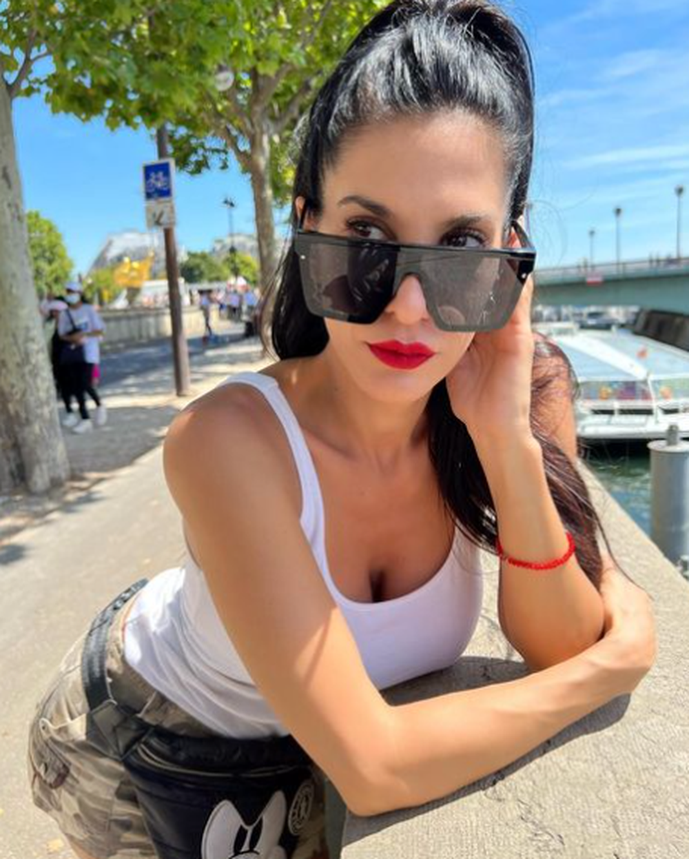 Silvina Escudero y su cumpleaños en microbikini multicolor
