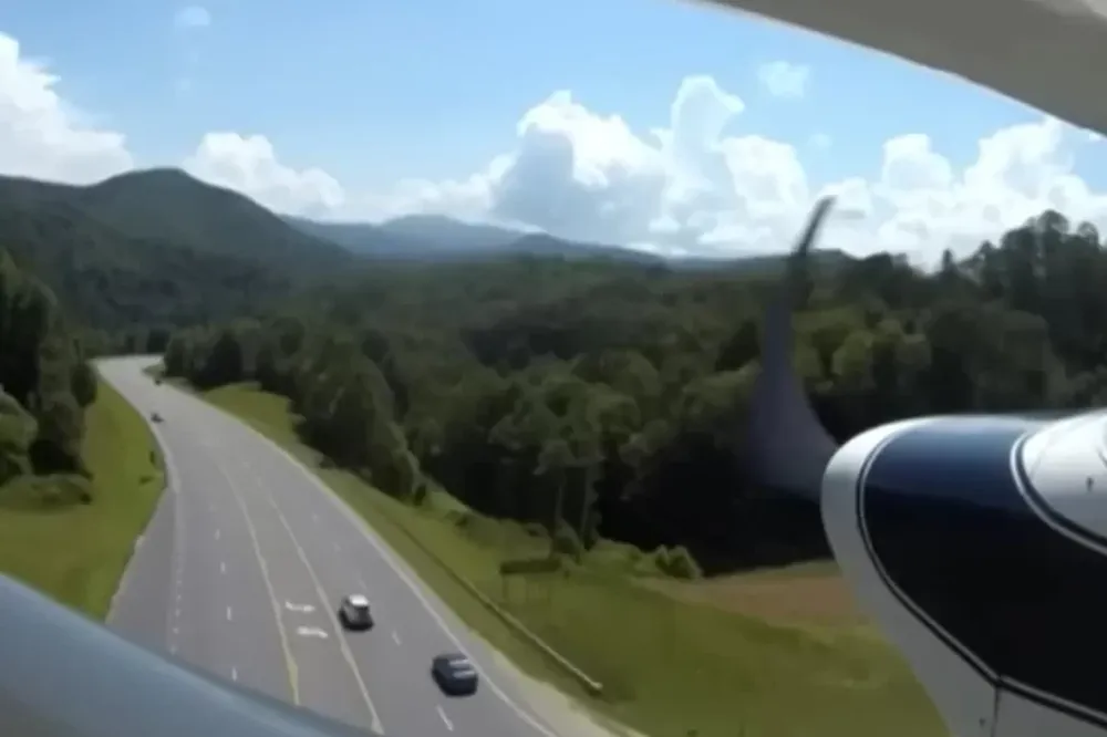 [VIDEO] Un piloto inexperto logró aterrizar en plena ruta