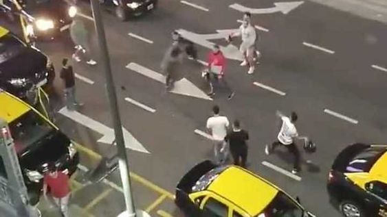 Taxistas y choferes de Uber protagonizaron una feroz gresca a metros del Obelisco