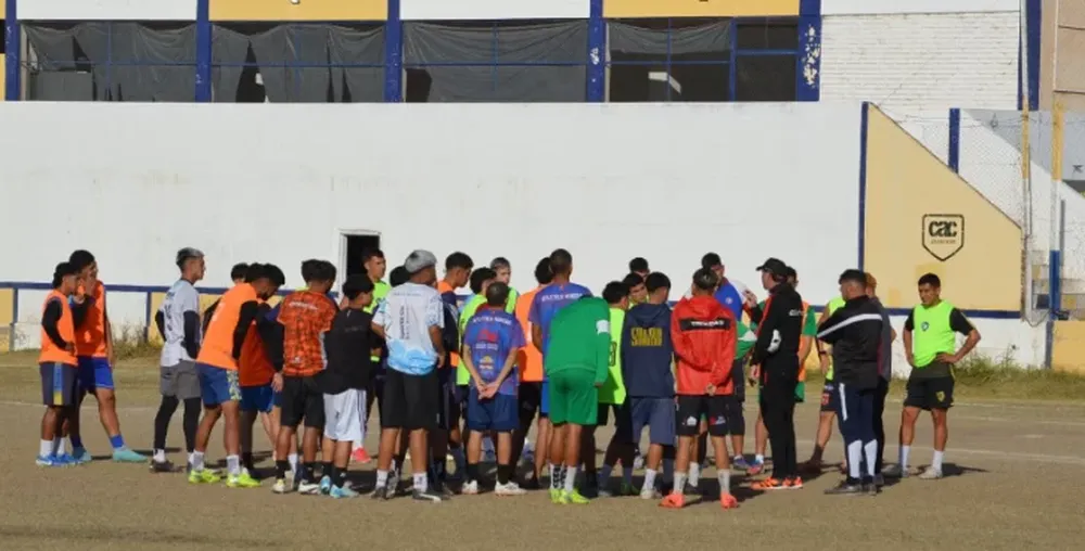 POCO TIEMPO DE TRABAJO tuvo Ricardo Dillon con el plantel completo de la Liga Sanjuanina que visitará hoy al representante de la Liga Jachallera, en la cancha de Racing.
