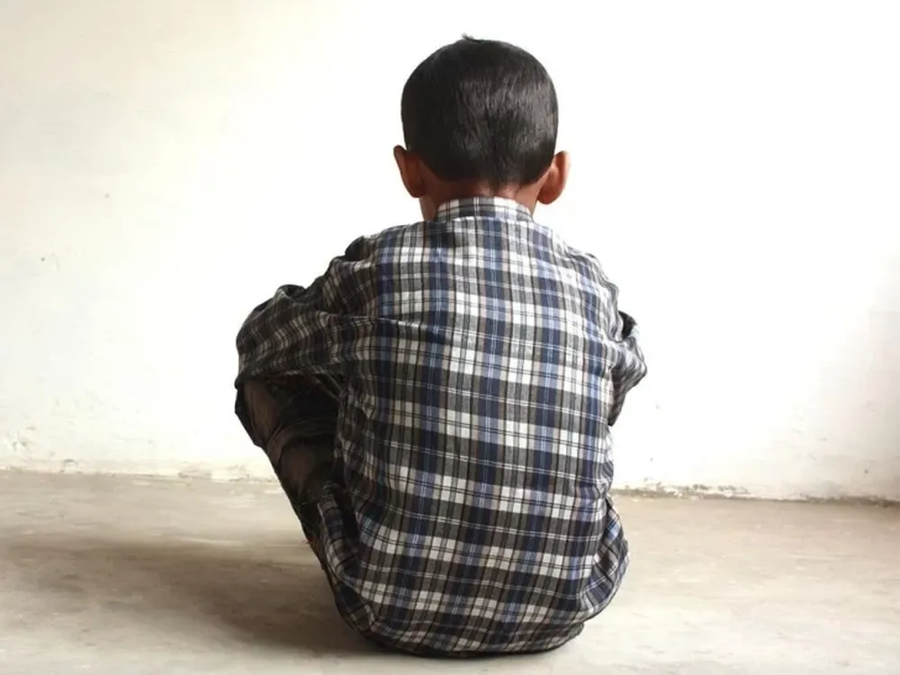 Condenaron a un sujeto por besar en la boca a escondidas a un niño