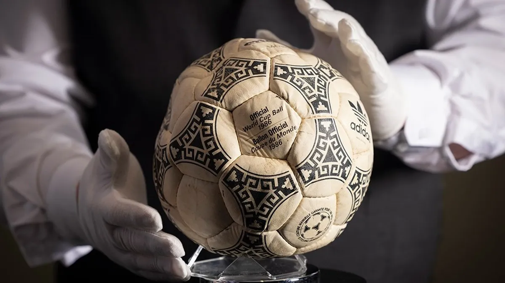 Subastarán la pelota de la Mano de Dios y el Gol del Siglo de Maradona