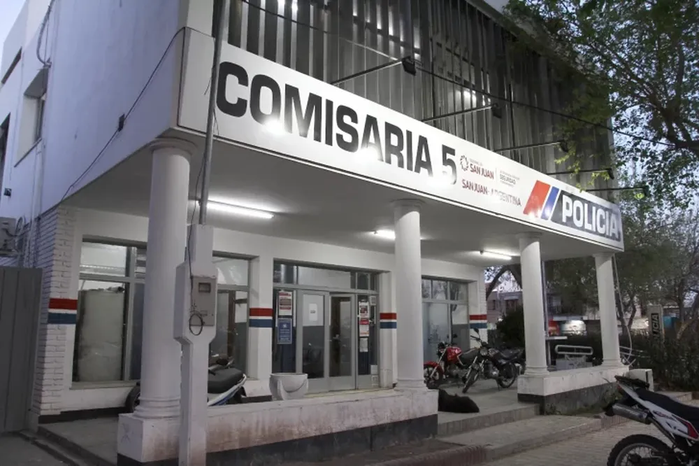 Denunció una detención ilegal y que policías le robaron $830 mil