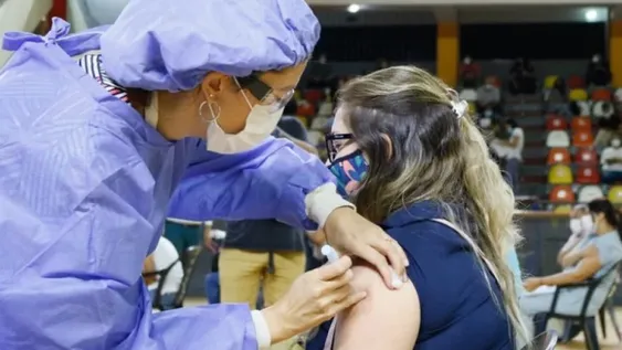Los mayores de 18 podrán presentarse sin turno a recibir la segunda dosis de la vacuna