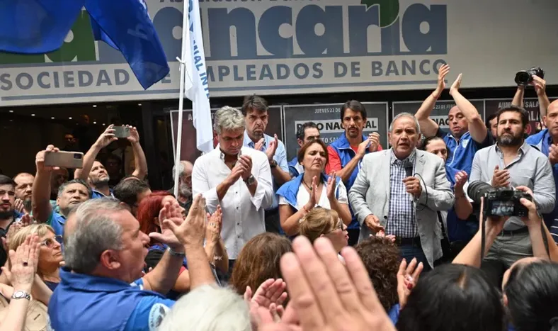 La Bancaria acordó una paritaria del 75% y un salario inicial para agosto de 420.000 pesos