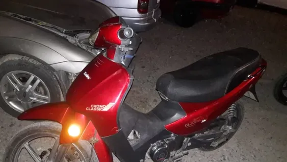 Dos menores cayeron con una moto robada