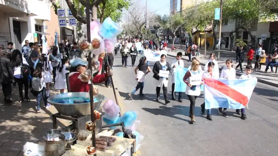 Una marea de Banderas recorrió la calle en homenaje a Sarmiento