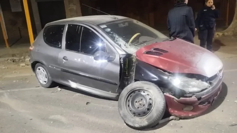 Perdió el control del auto y protagonizó un aparatoso choque contra un pilar