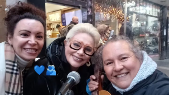 video viral: carmen barbieri canto con una artista callejera en la calle corrientes