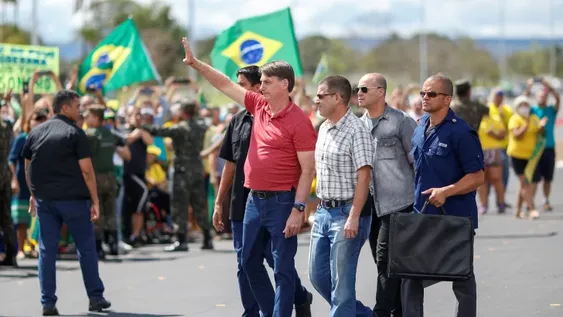 Bolsonaro sigue de campaña en Brasil